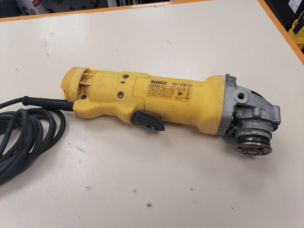 Угловая шлифмашина Dewalt DWE4233-QS