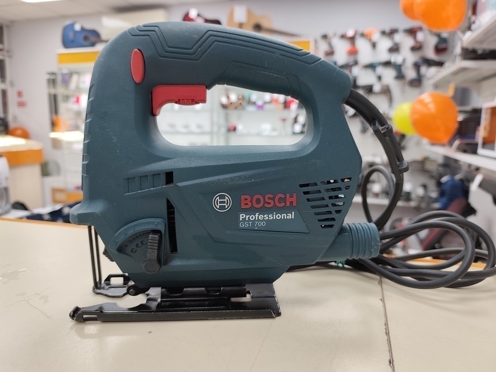Лобзик Bosch GST 700;