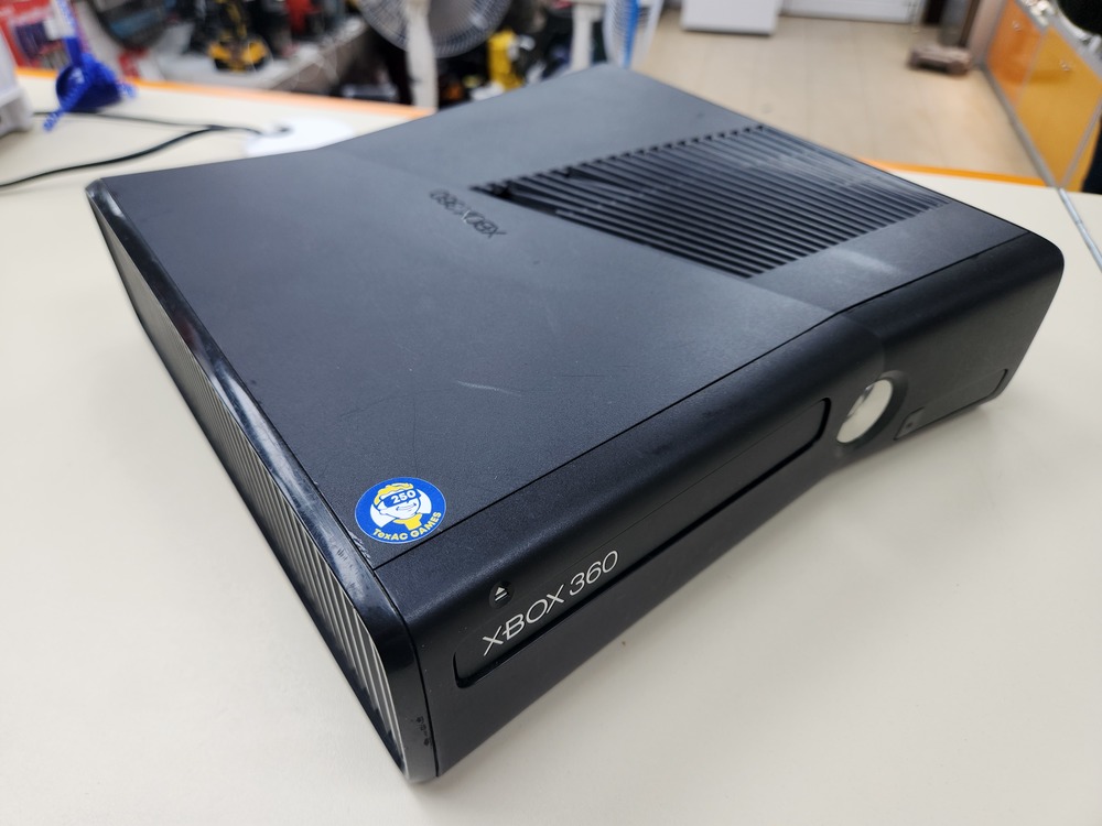 Игровая приставка Xbox 360;