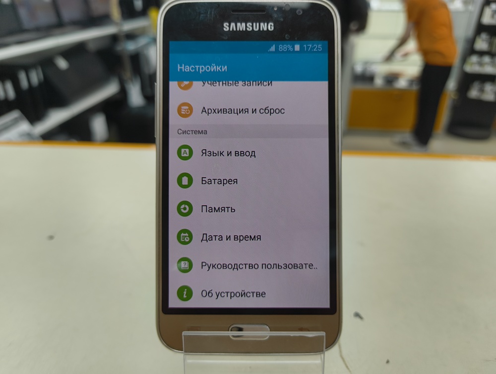Смартфон Samsung Galaxy J1 2016 1/8