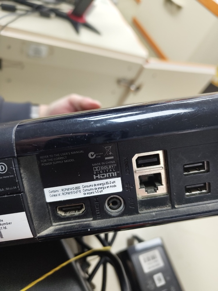 Игровая приставка Xbox 360;