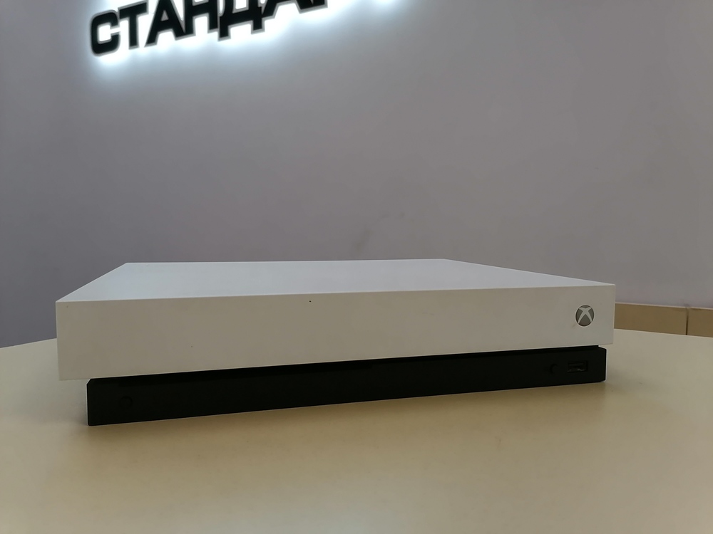 Игровая приставка Xbox One X 1Tb