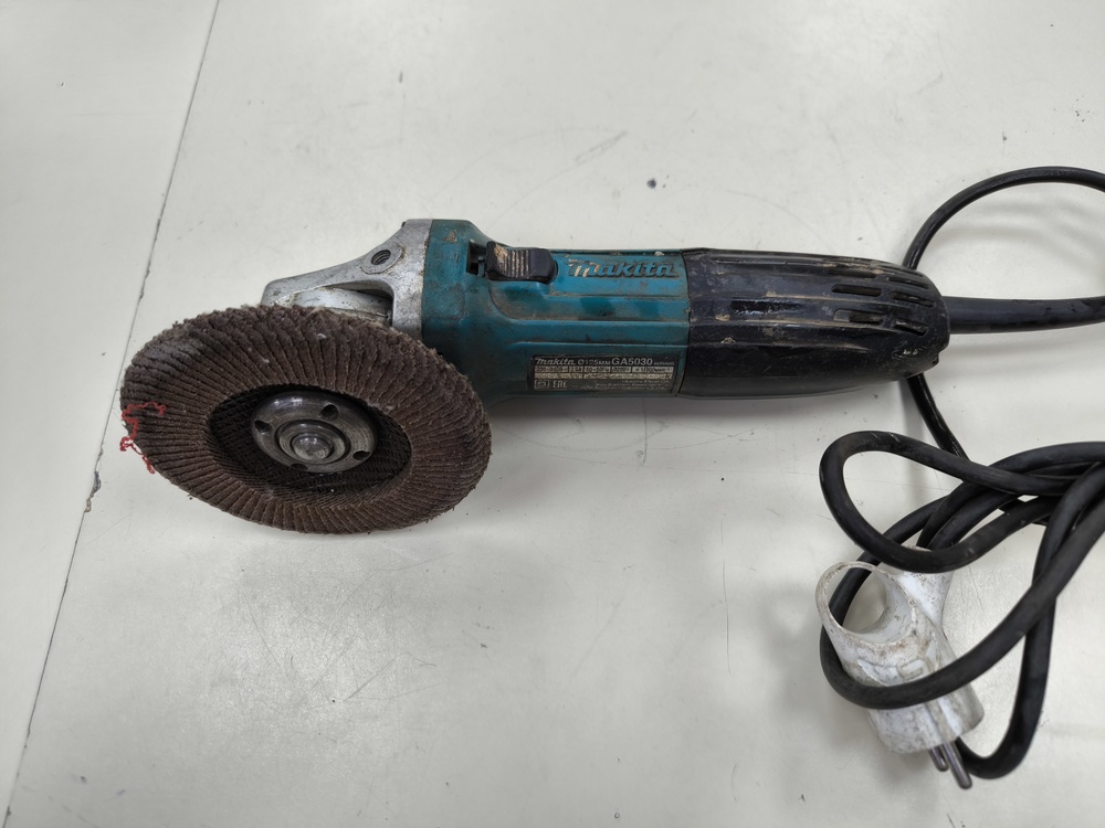 Угловая шлифмашина Makita GA5030