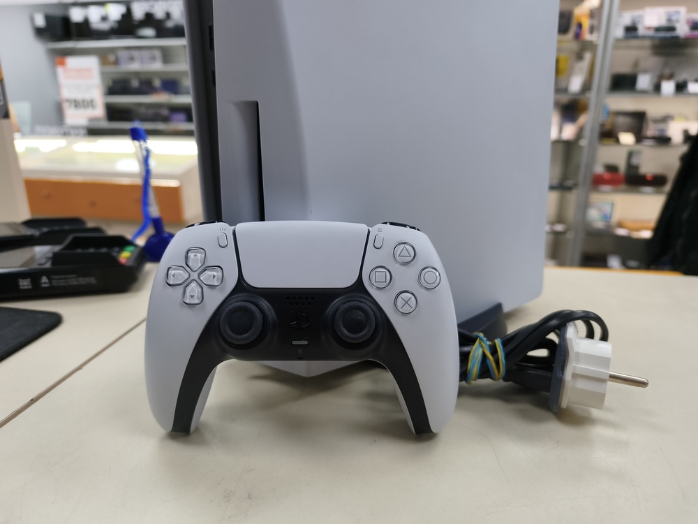 Игровая приставка PlayStation 5 825Gb (С дисководом)