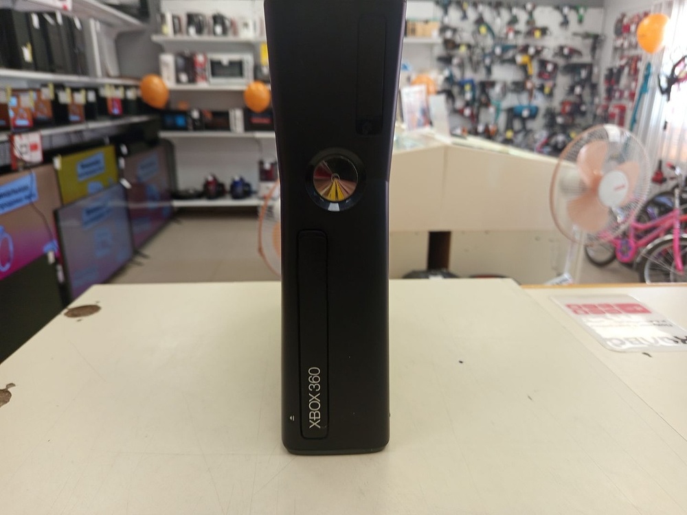 Игровая приставка Xbox 360;