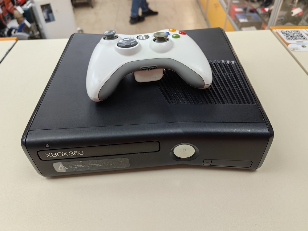 Игровая приставка Xbox 360;