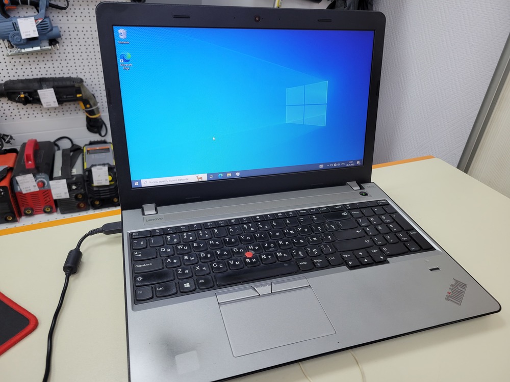 Ноутбук Lenovo; Core i3-6006U, Intel HD Graphics 520, 4 Гб, 240 Гб, Нет