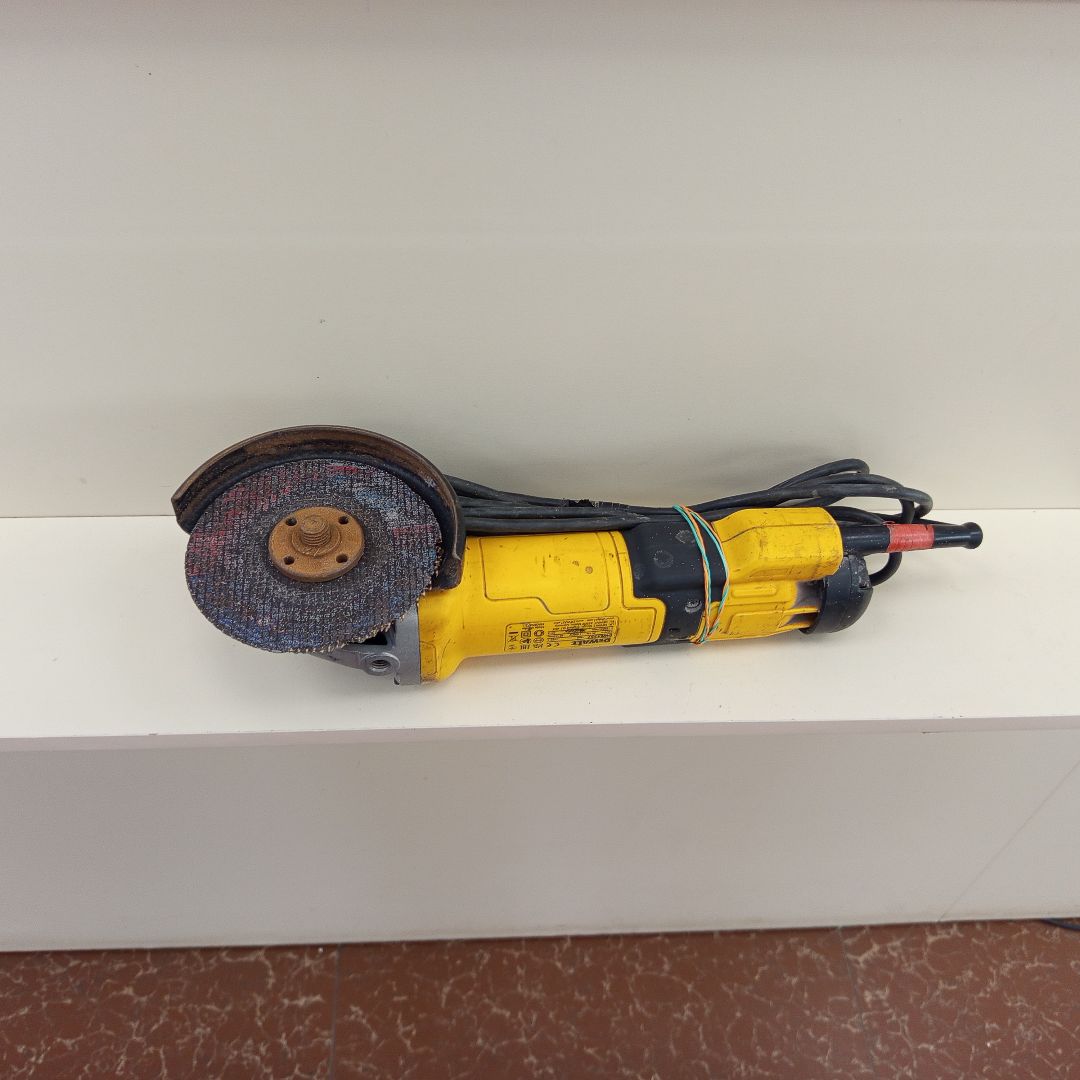 Угловая шлифмашина Dewalt DWE 4257