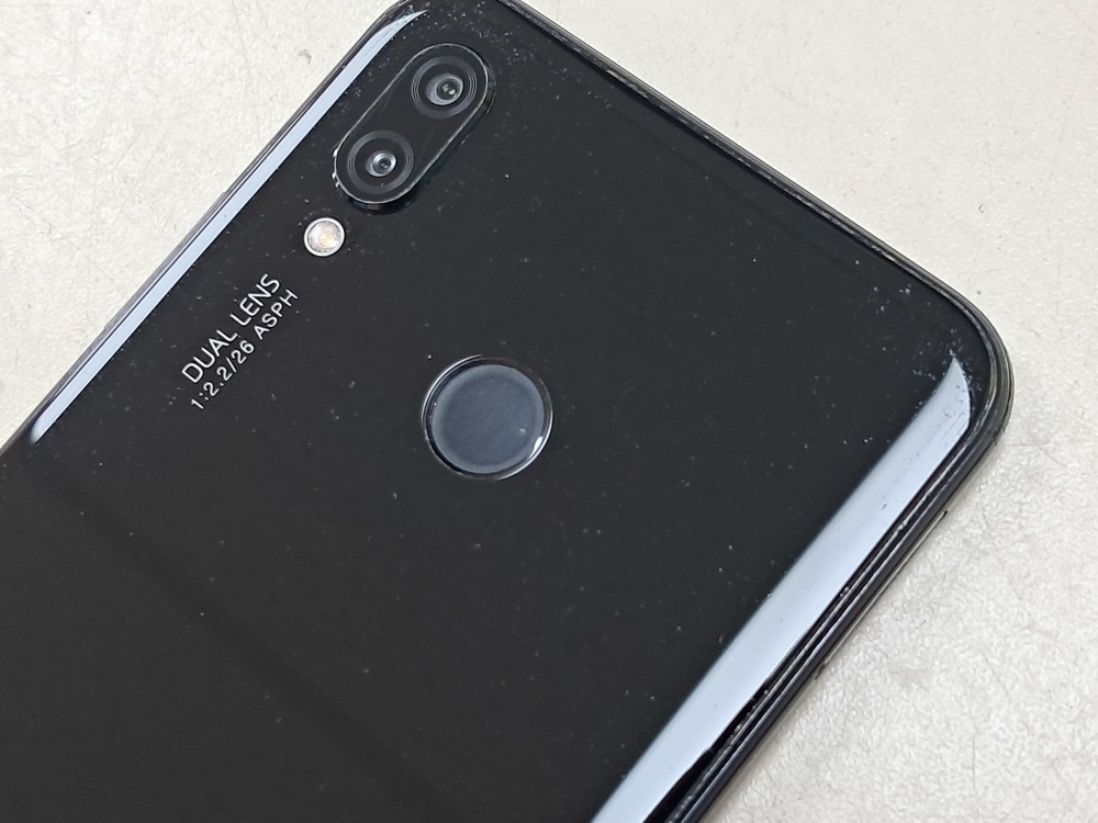 Смартфон Huawei P20 lite