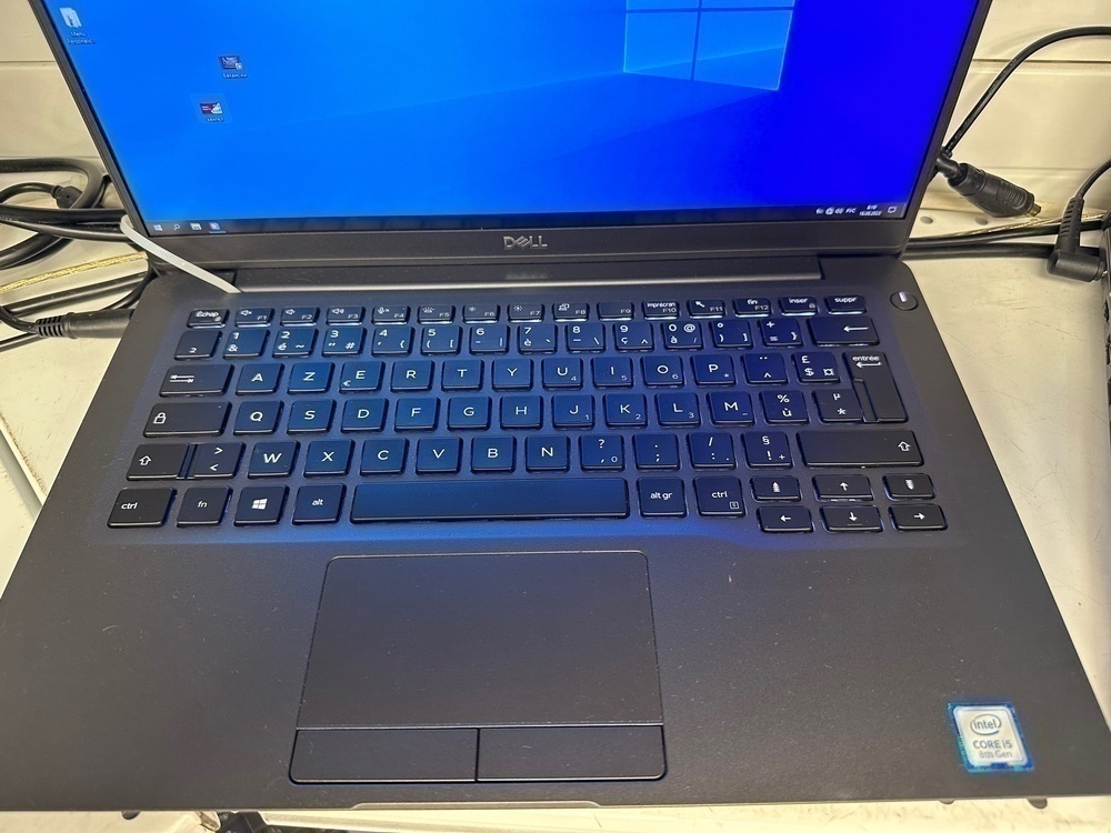 Ноутбук DELL; Core i3-7020U, Intel HD Graphics 620, 4 Гб, 256 Гб, Нет