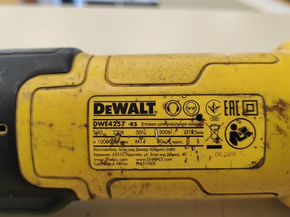 Угловая шлифмашина Dewalt DWE 4257