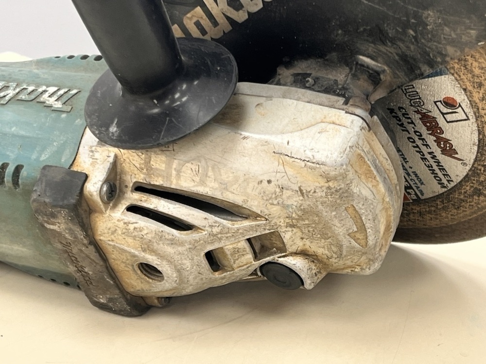 Угловая шлифмашина Makita GA9020