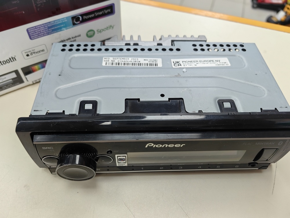 Автомагнитола Pioneer MVH-S520BT