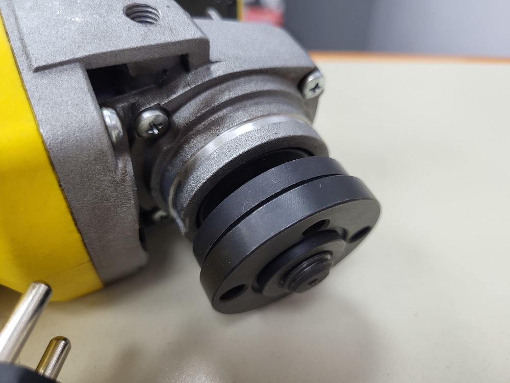 Угловая шлифмашина Stanley FMEG625