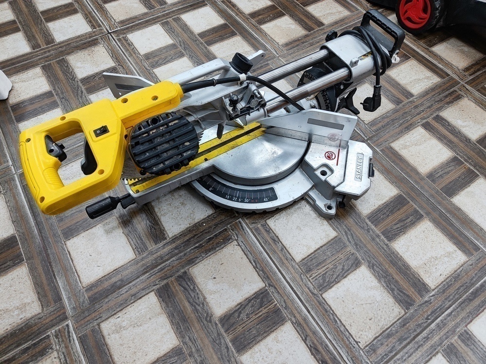 Торцовочная пила Stanley SM18