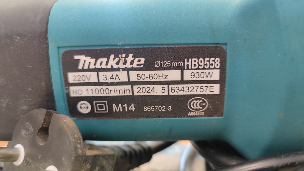 Угловая шлифмашина Makita 9558HM