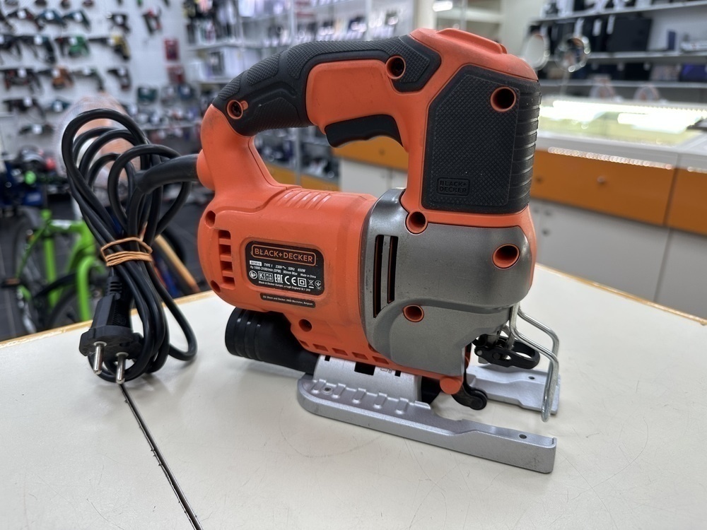 Лобзик Black & Decker BES610;