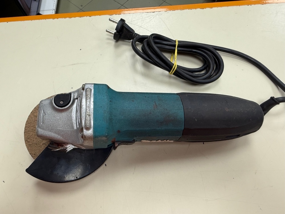 Угловая шлифмашина Makita GA5030R