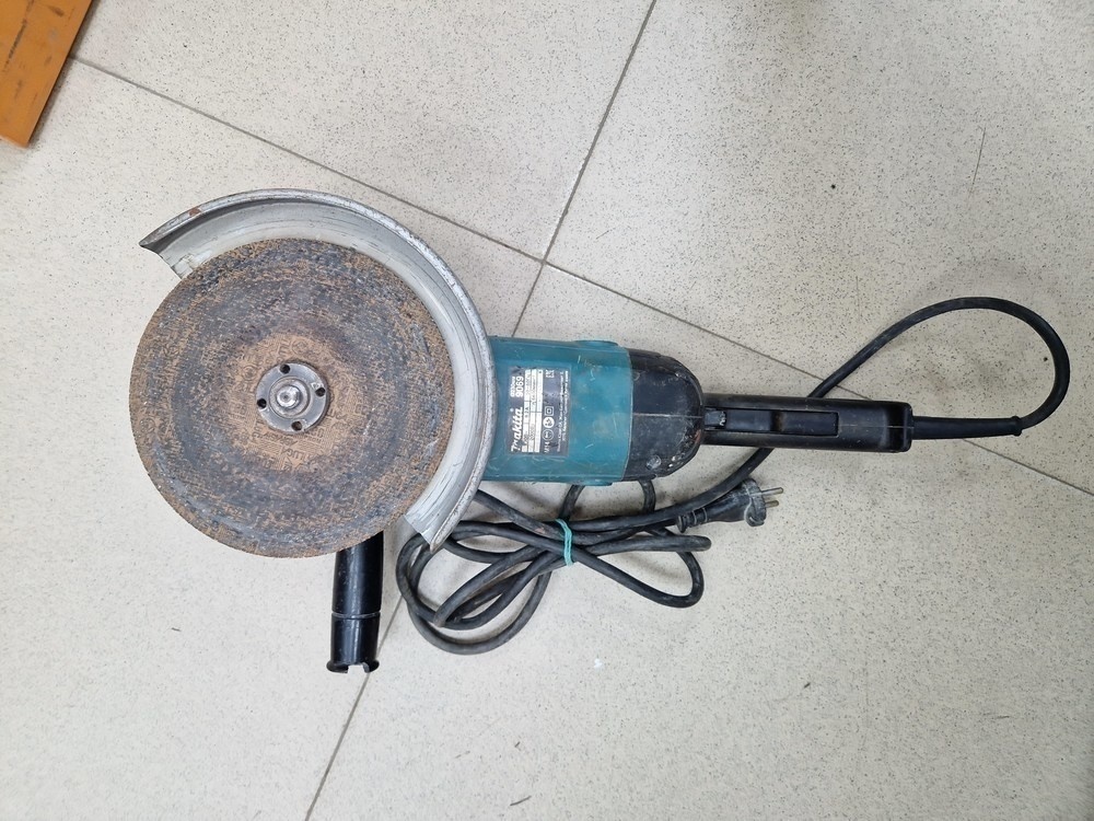 Угловая шлифмашина Makita 9069S