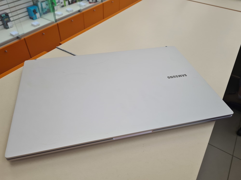 Ноутбук Samsung GalaxyBook NP750XDA; Core i5-1135G7, Iris(R) Xe Graphics, 8 Гб, 256 Гб, Нет