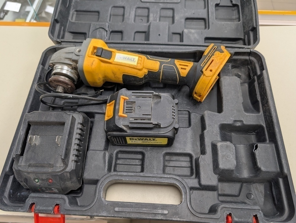 Угловая шлифмашина Dewalt DCG413