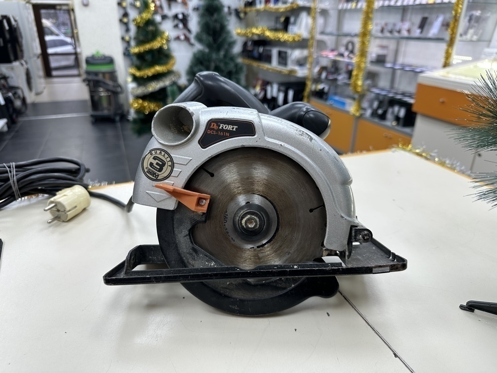 Дисковая пила Defort DSS-161N