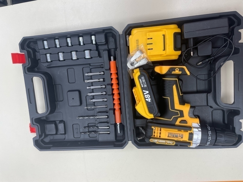 Шуруповерт Dewalt NoName