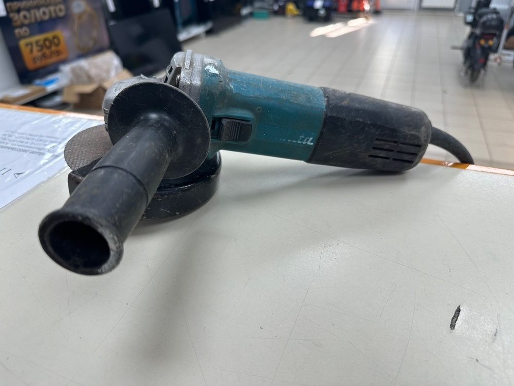 Угловая шлифмашина Makita 9558HM