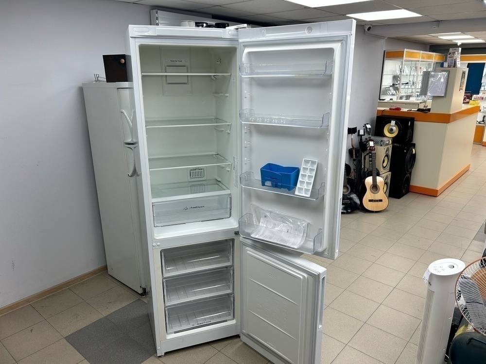 Холодильник Indesit ITR 5200 W