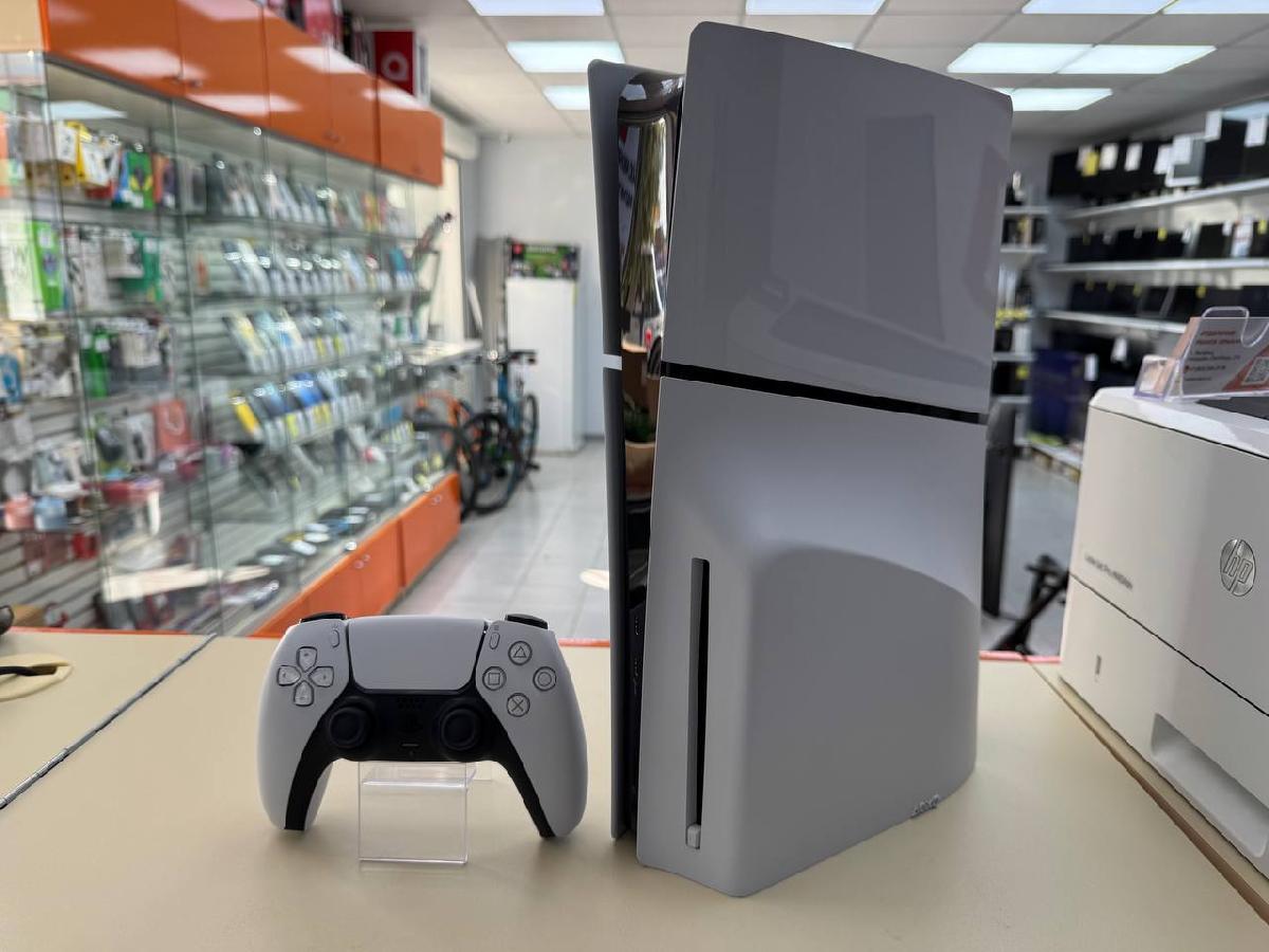 Игровая приставка PlayStation 5 Slim 1TB (С дисководом) Игровая приставка PlayStation 5 Slim 1TB (С дисководом)