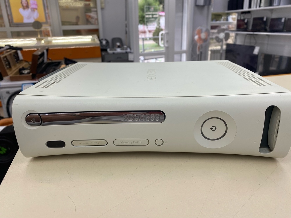 Игровая приставка Xbox 360;