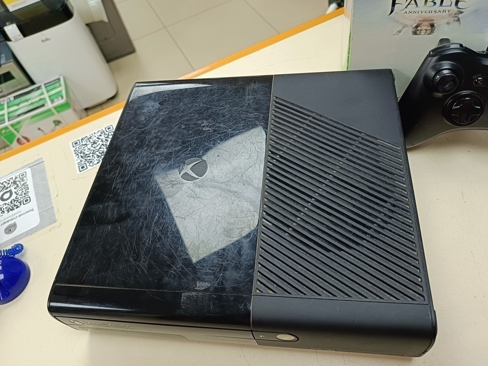 Игровая приставка Xbox 360;