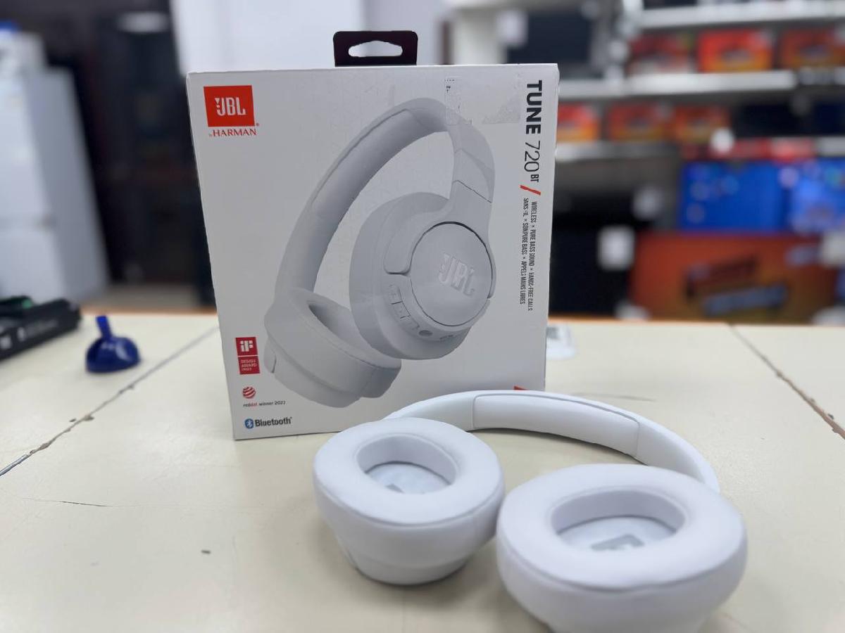 Наушники беспроводные JBL Tune 720BT;
