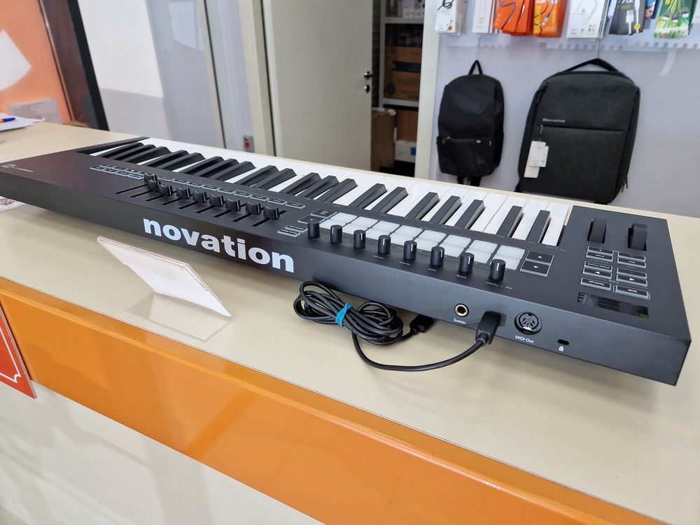MIDI клавиатура Novation Launchkey 49