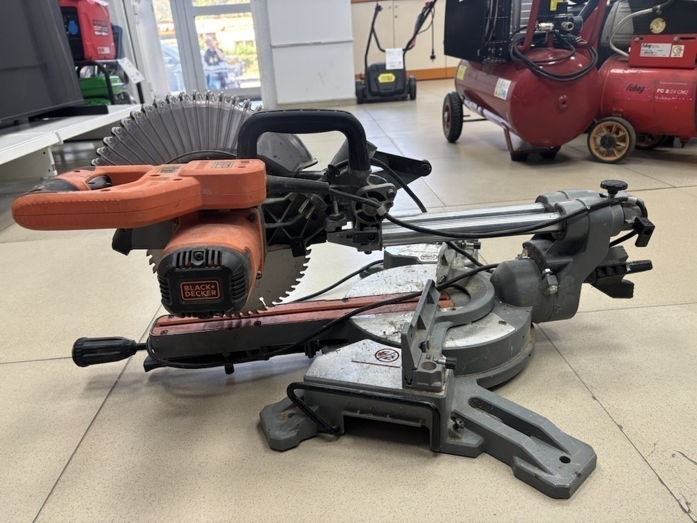 Торцовочная пила Black&Decker BES700