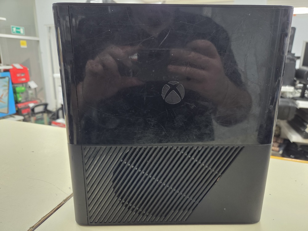 Игровая приставка Xbox 360;