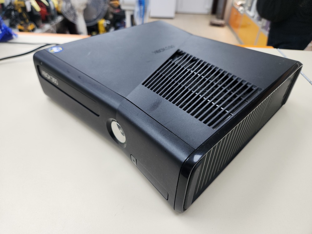 Игровая приставка Xbox 360;