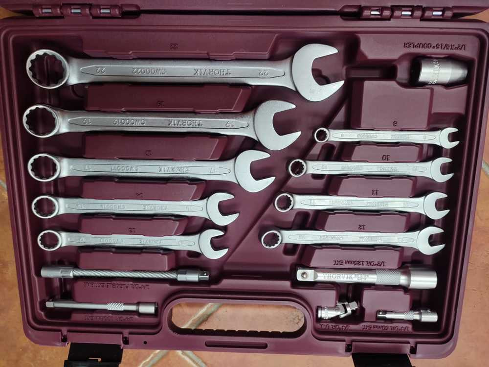 Набор инструментов Thorvik UTS0082