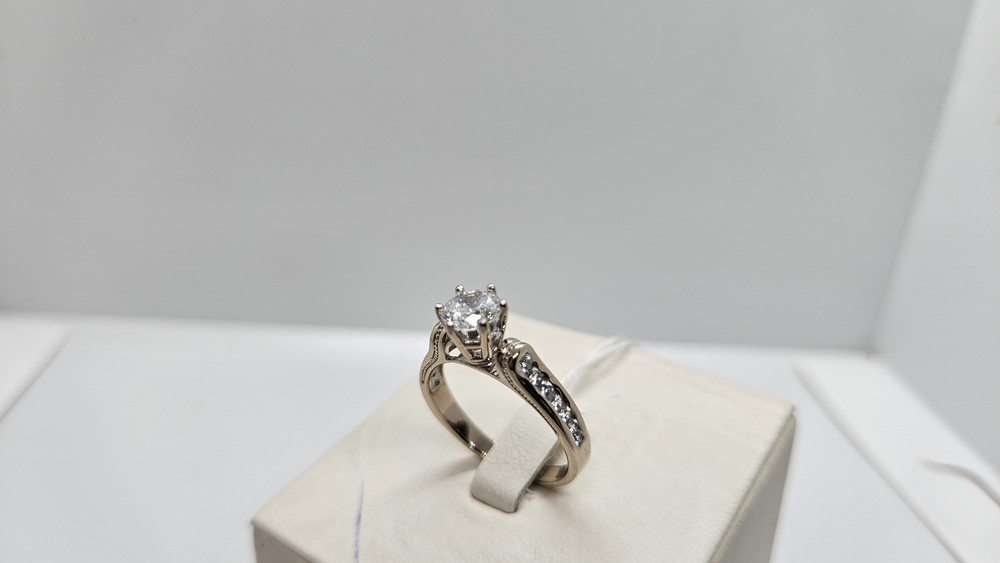 КОЛКМИ585 КОЛЬЦО С КАМНЯМИ (Au 585) КОЛКМИ585 КОЛЬЦО С КАМНЯМИ (Au 585)