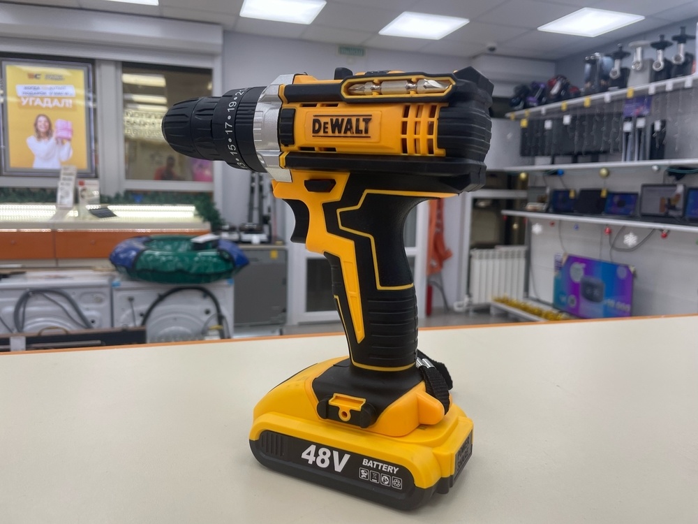 Шуруповерт Dewalt NoName