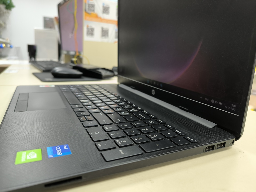 Ноутбук HP 15-dw3170nia; i7-1165G7, GeForce MX450, 8 Гб, 512 GB, Нет