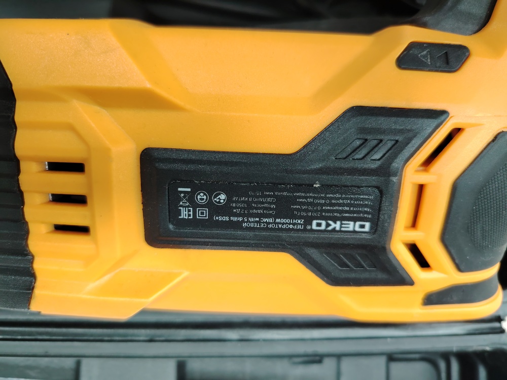 Перфоратор Deko DKH1000W