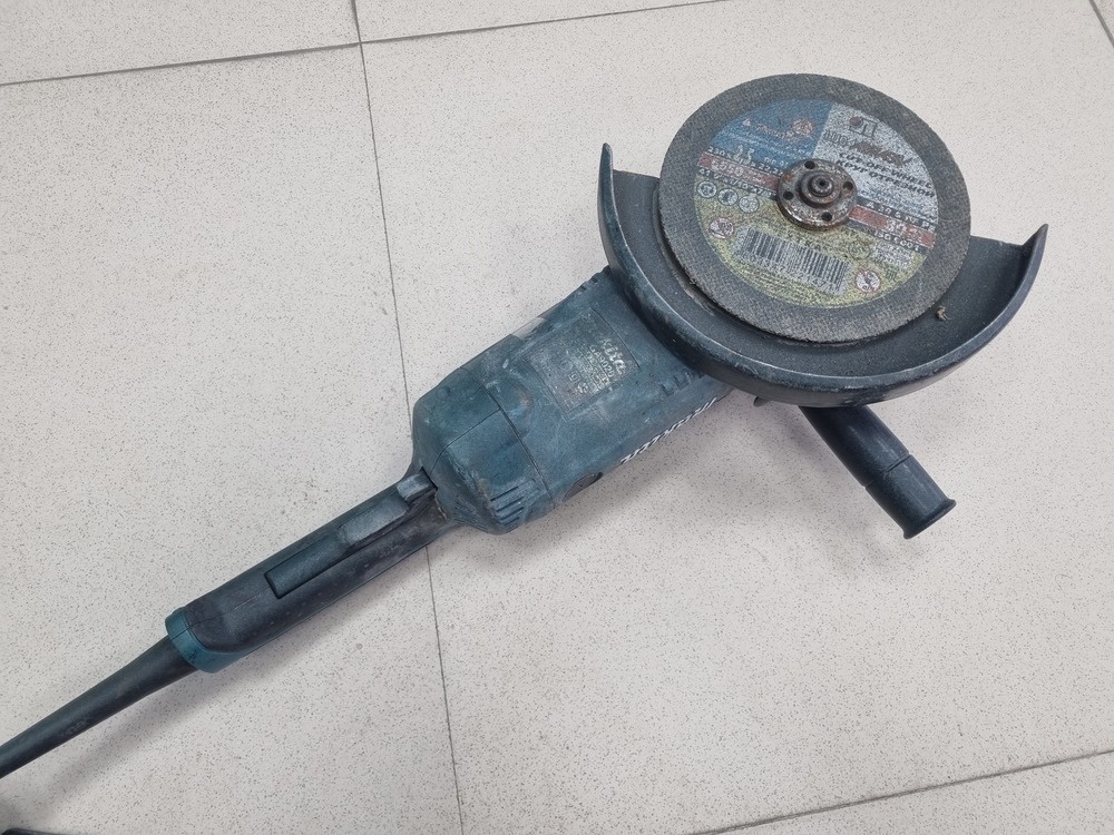 Угловая шлифмашина Makita GA9020