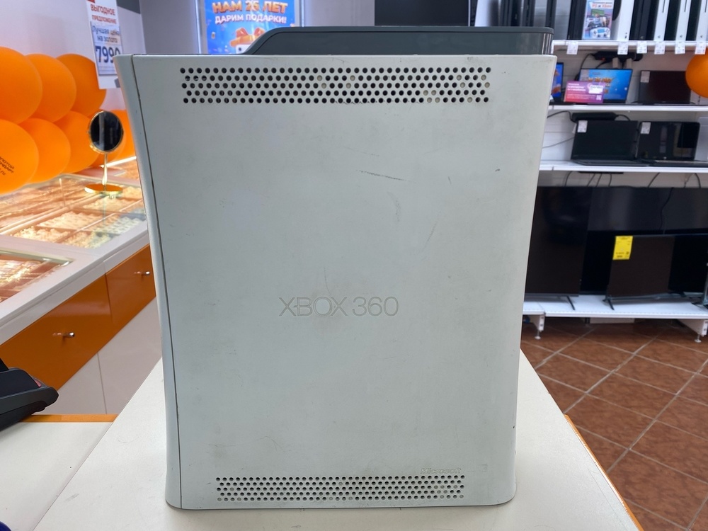 Игровая приставка Xbox 360;