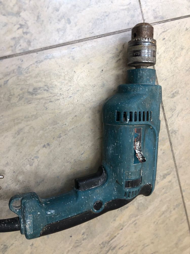 Дрель-ударная Makita HP1620.