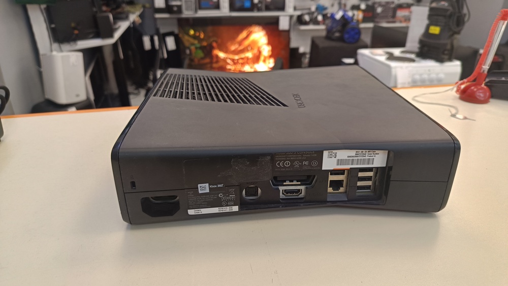 Игровая приставка Xbox 360;