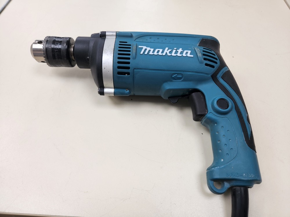 Дрель-ударная Makita HP1630.