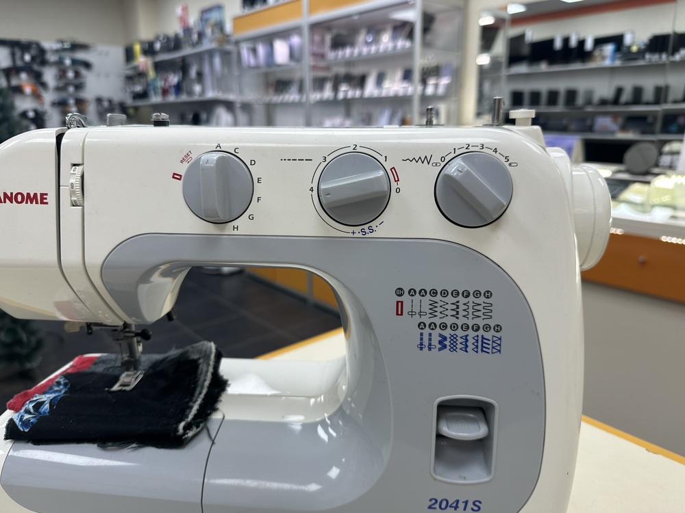 Швейная машина Janome 2041S