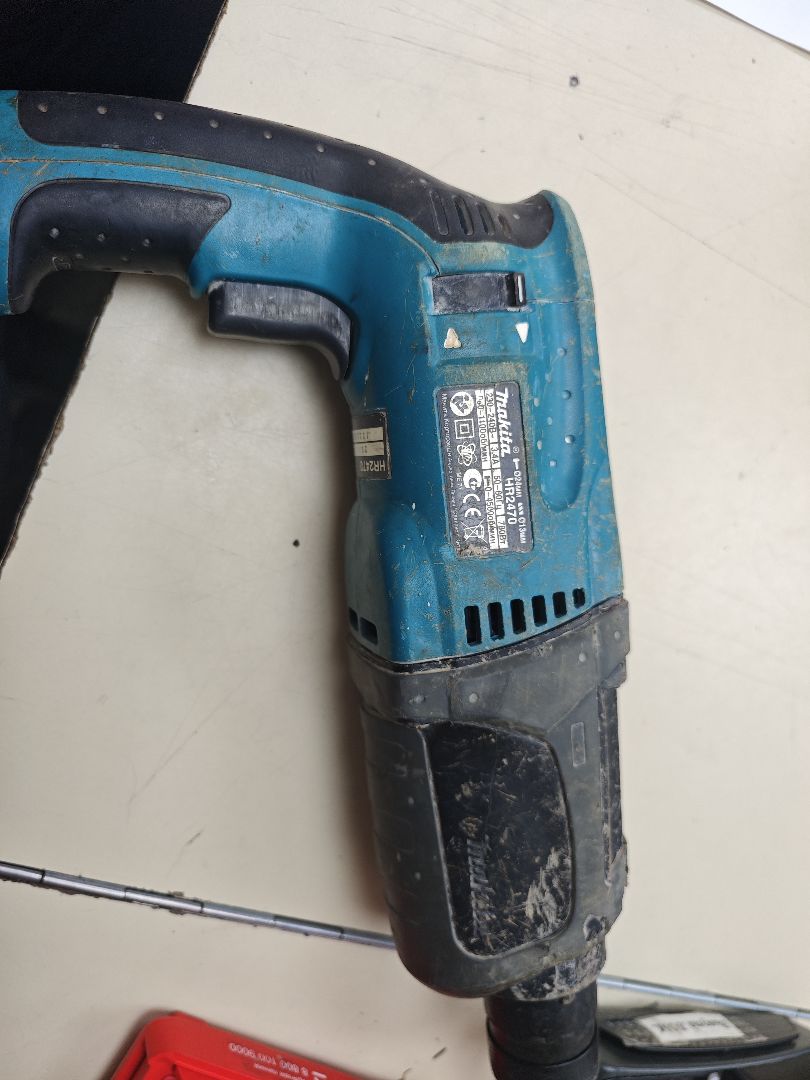Перфоратор Makita HR2470