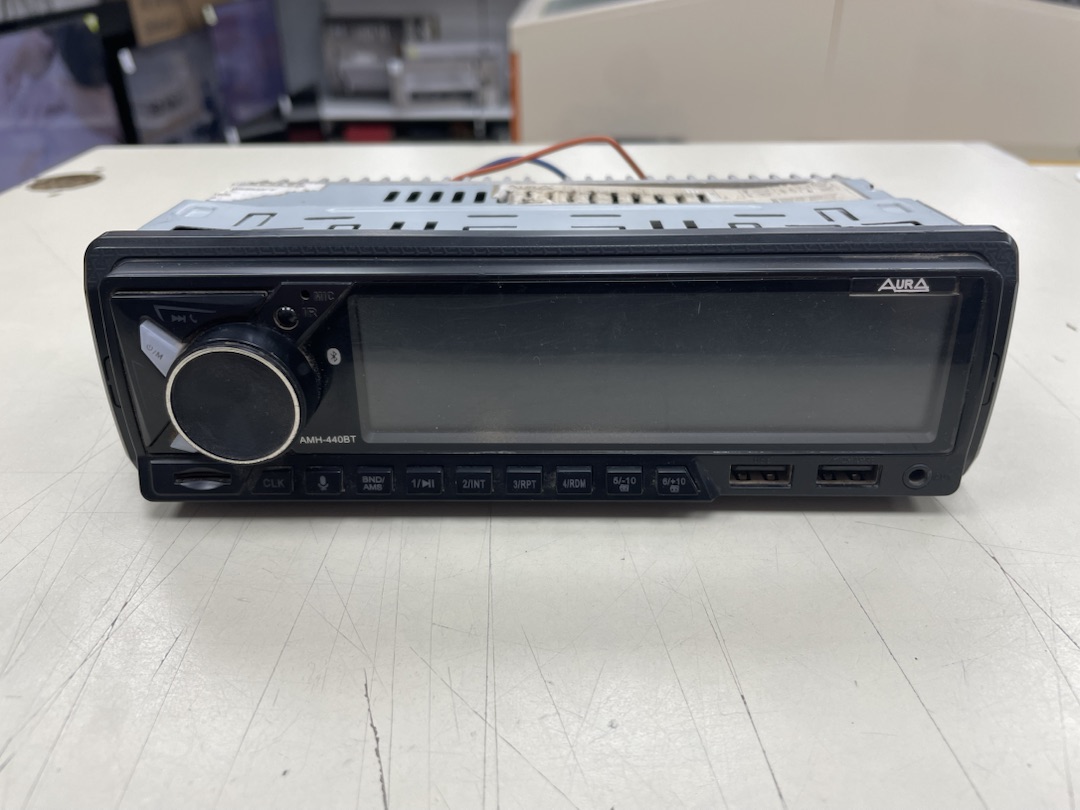 Автомагнитола Aura AMH-440BT;
